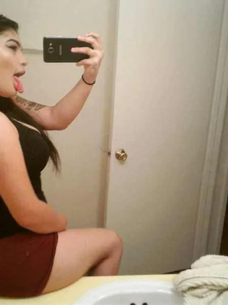 Los extraños pezones de una linda latina foto 27
