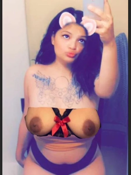 Los extraños pezones de una linda latina foto 36
