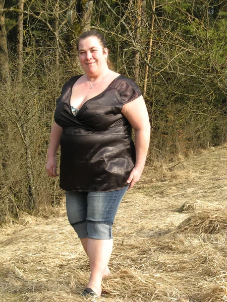 Una mujer gorda muestra sus tetas foto 2