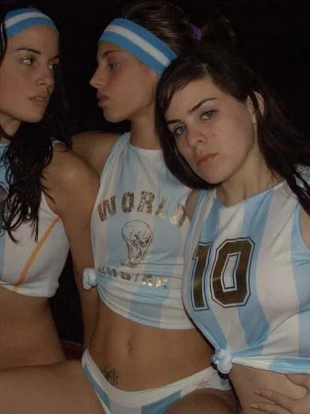 Аргентинские подруги демонстрируют свои голые вагины фото 19