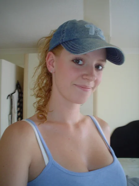 El modesto erotismo de una pelirroja foto 1