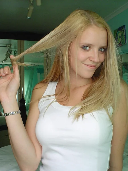 El modesto erotismo de una pelirroja foto 7