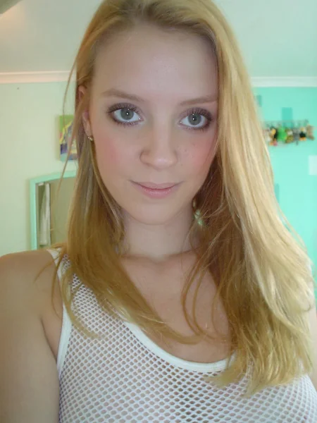 El modesto erotismo de una pelirroja foto 8