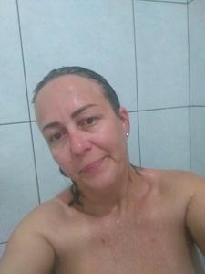 Donna francese anziana si masturba dopo la doccia - foto #3