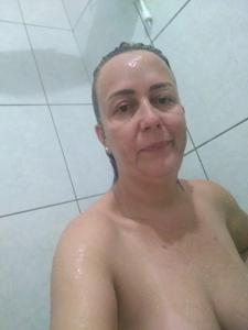 Donna francese anziana si masturba dopo la doccia - foto #8