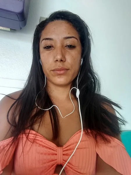 Una mujer hispana se baña en la bañera foto 1