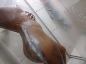Ragazza ispanica si lava nella vasca da bagno - foto #15