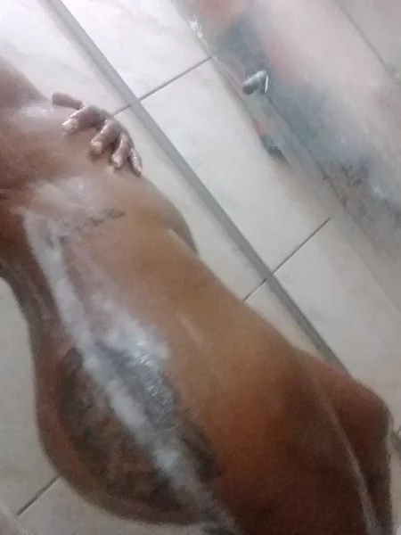 Una mujer hispana se baña en la bañera foto 15