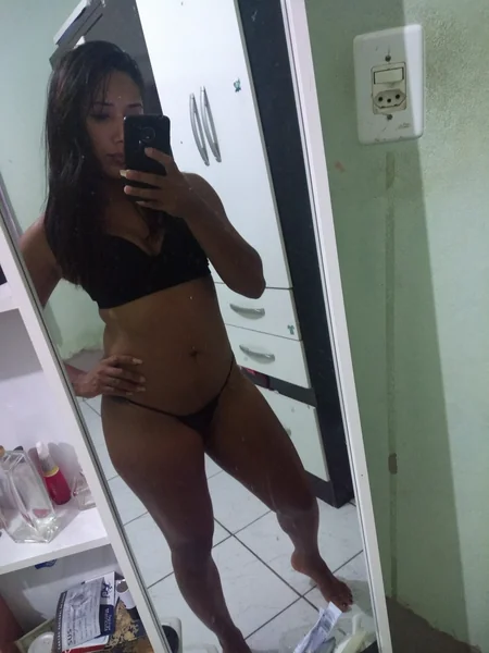 Una mujer hispana se baña en la bañera foto 16