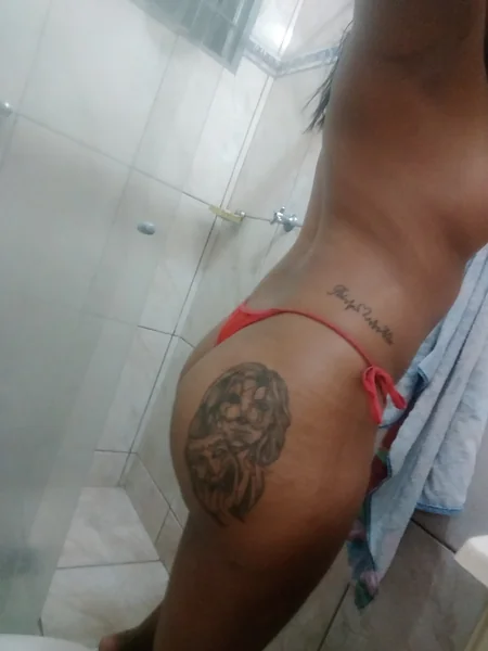 Una mujer hispana se baña en la bañera foto 8