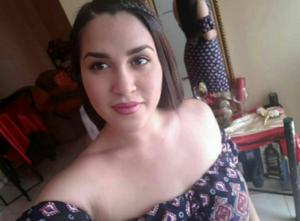 Una giovane latina mostra le sue cosce - foto #1