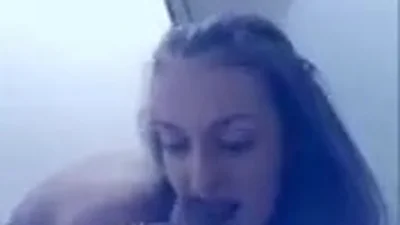 La joven gimnasta le chupa la polla a su amiga