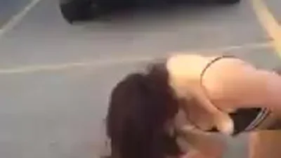 Проститутки спорят на парковке