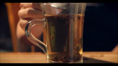 Я выпила чай с патогеном и сразу же начала мастурбировать с мороженым