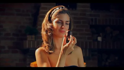 Beve un tè e inizia subito a masturbarsi con il gelato