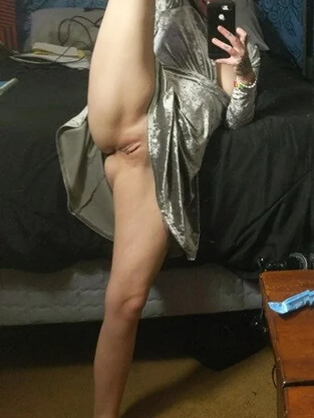 La elegante morena tatuada se abre de piernas maravillosamente foto 17