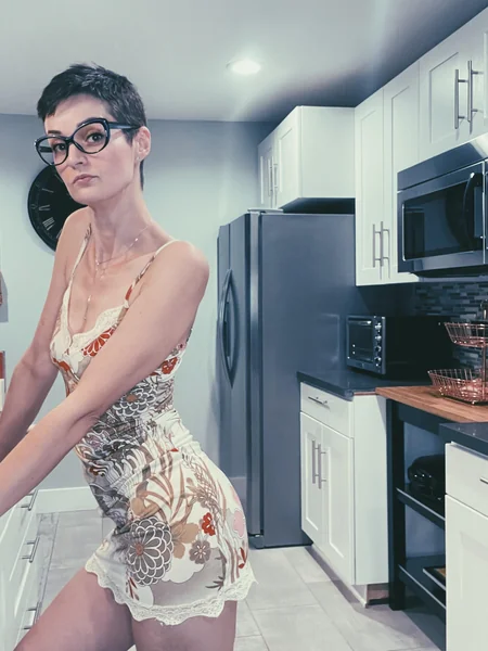 Una MILF delgada con tetas caídas foto 10