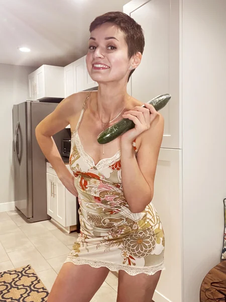 Una MILF delgada con tetas caídas foto 12