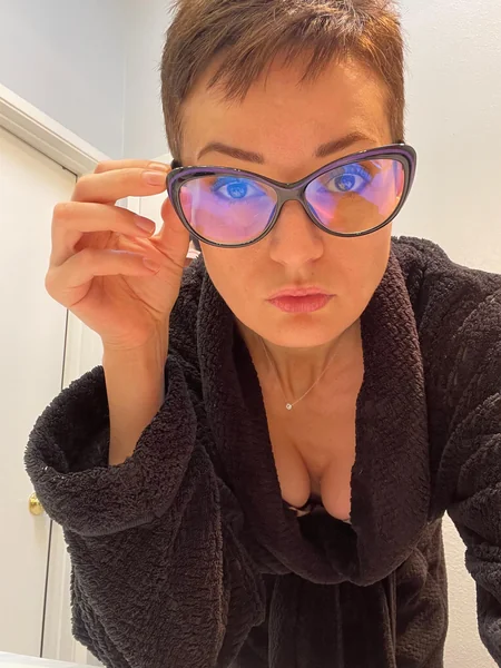 Una MILF delgada con tetas caídas foto 5