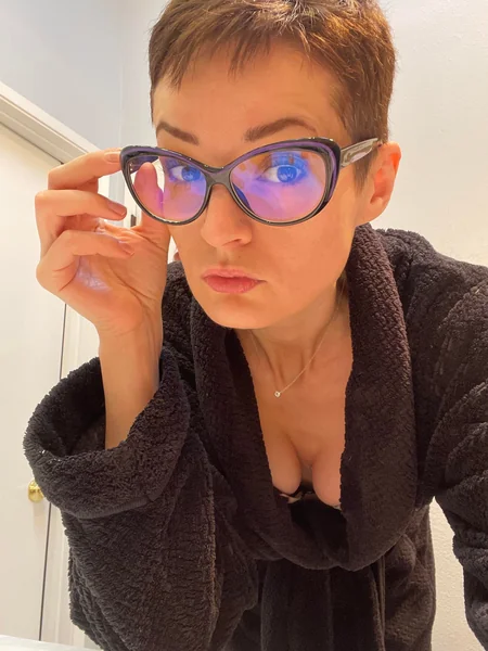 Una MILF delgada con tetas caídas foto 6