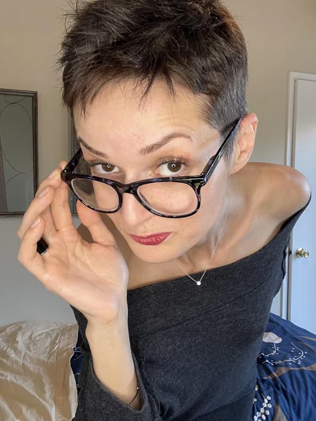 Una MILF delgada con tetas caídas foto 7