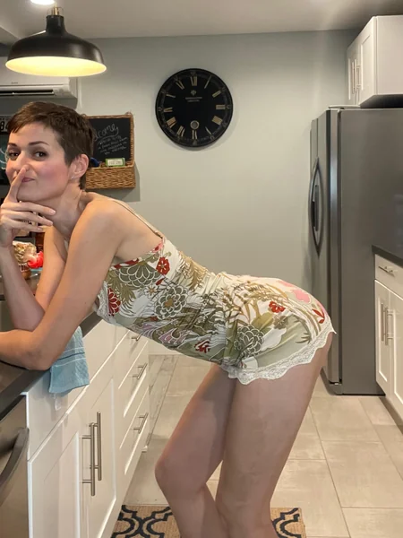 Una MILF delgada con tetas caídas foto 8