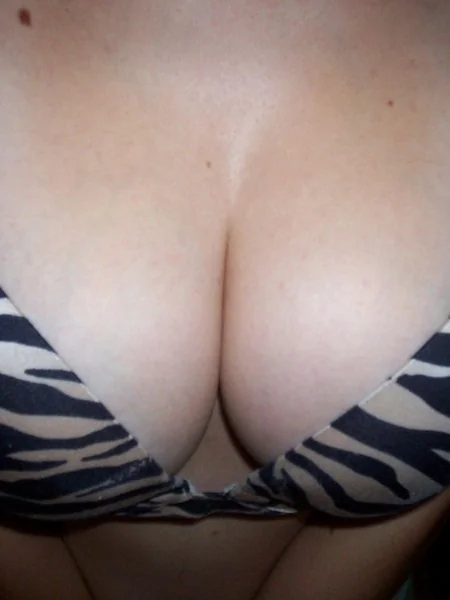 A modest beauty named Sydney photo 7