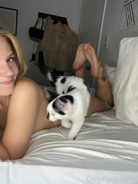 A student really misses intimacy photo 3