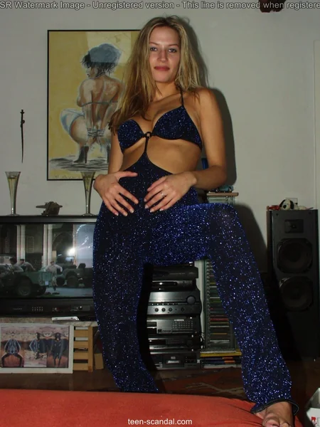 A loira de pernas compridas sonha com um pretendente rico foto 24