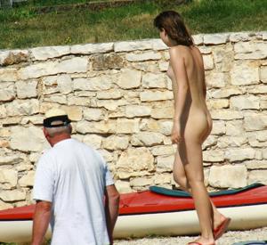Nudisti regolari in una piscina all'aperto - foto #10