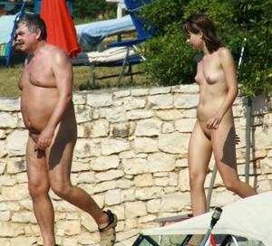 Nudisti regolari in una piscina all'aperto - foto #19