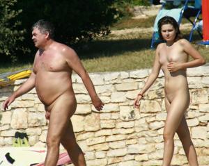 Nudisti regolari in una piscina all'aperto - foto #20
