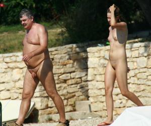 Nudisti regolari in una piscina all'aperto - foto #22
