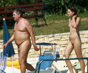 Nudisti regolari in una piscina all'aperto - foto #23