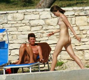 Nudisti regolari in una piscina all'aperto - foto #7