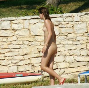 Nudisti regolari in una piscina all'aperto - foto #9