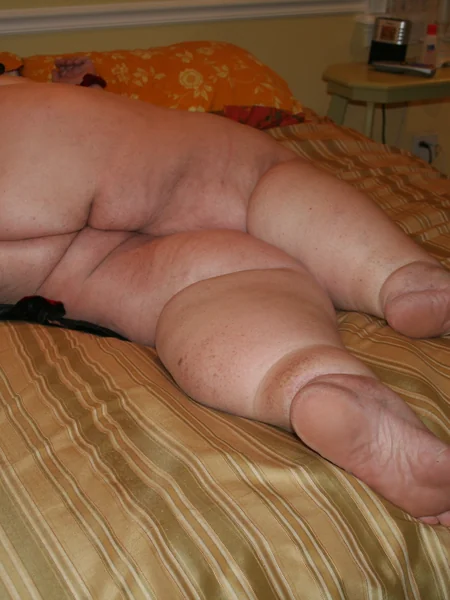 The plump lady is very bored and lonely photo 16