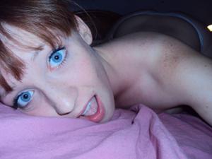 Erotica di una studentessa dagli occhi blu e dai capelli rossi - foto #10