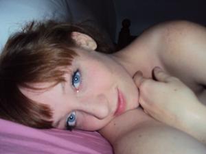 Erotica di una studentessa dagli occhi blu e dai capelli rossi - foto #17