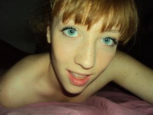 Erotica di una studentessa dagli occhi blu e dai capelli rossi - foto #30