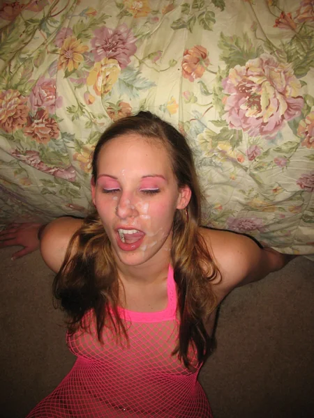 Chica delgada chupando polla con dulzura y cariño foto 27