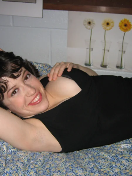 Une Espagnole aux gros seins et au sexe rasé photo 21