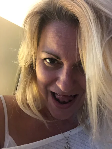 Femme mince et solitaire à l'âge adulte photo 21
